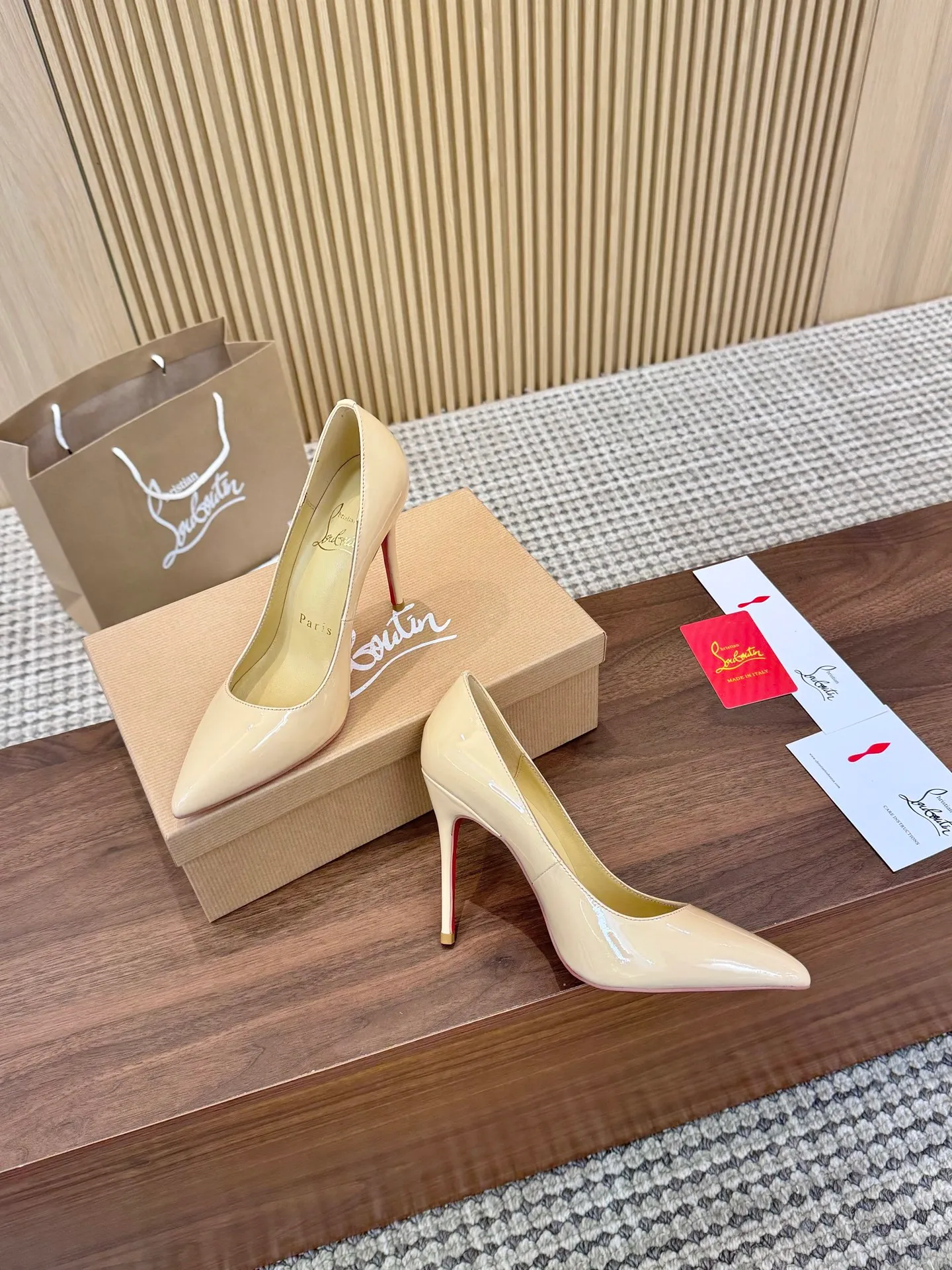 👟👟Ex-factory price 440👟👟 Genuine leather sole +40 Year-round shipment💝Christian Louboutin CL👠 Classic "💎Cow Patent Leather💎Series" noble and luxurious, real blingbling✨ Real materials, all customized by the pattern maker, and the materials are made of original customized materials, achieving the taste of the original 6 color options💍 Upper: Imported 👉Cow patent leather💪 Lining: Sheepskin foot pad/lining Size: 34-40.41.42 Heel height: 10.5cm and 8.5cm two options Leather sole Rubber sole